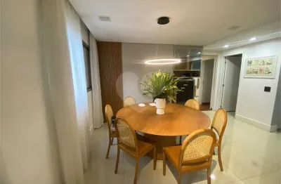 Apartamento com 151 m2, 3 suítes, varanda integrada ao living e 5 vagas, a venda em rua tranquila do campo belo