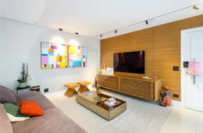 Apartamento com 151 m2, 3 suítes, varanda integrada ao living e 5 vagas, a venda em rua tranquila do campo belo