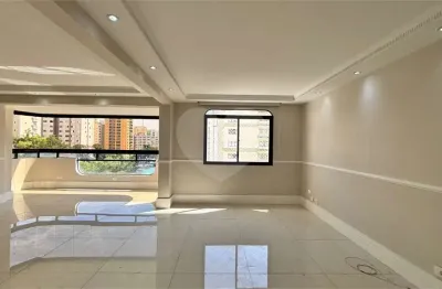 Próximo do parque, com 200m², 4 dorm. 3 suítes, 3 vagas . lazer completo. fora de rota de avião.