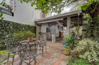 Casa à venda próximo ao parque ibirapuera. 488 m², 4 dormitórios, 2 suítes. 7 vagas.