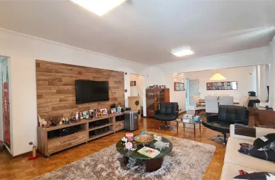 Apartamento de 130m² com 2 dormitórios mobiliado para locação.