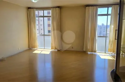 Apartamento amplo em perdizes, localizado numa rua tranquila e próximo do comércio e transporte.