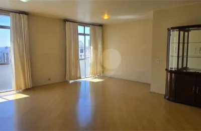 Apartamento amplo em perdizes, localizado numa rua tranquila e próximo do comércio e transporte.