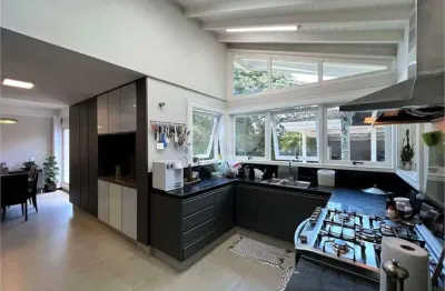 Casa com projeto contemporâneo no condomínio forest hills em jandira.