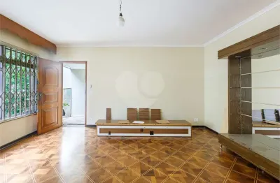 Sobrado com 03 dormitorios - 06 vagas cobertas - proximo metro santos imigrantes.