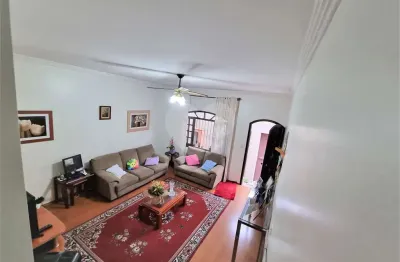 Casa aconchegante com suíte no térreo, quintal com jardim e 3 vagas