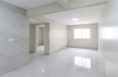 Apartamento com 2 dormitórios todo reformado com excelente localização.