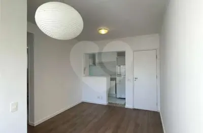 Reformado / 2 quartos / 2 banheiros / andar alto / vista livre / sol da manhã / 1 vaga de garagem