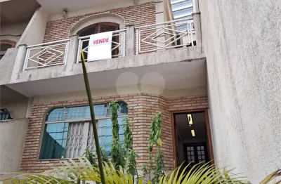 Sobrado com 03 suítes, cozinha planejada, sala ampla, 04 vagas de garagem