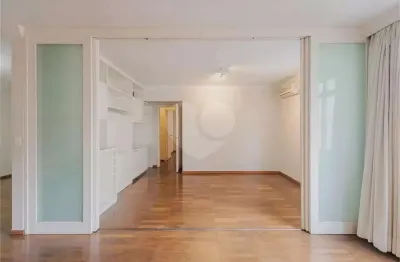 Jardins, apartamento reformado com 2 suítes e vaga de garagem.