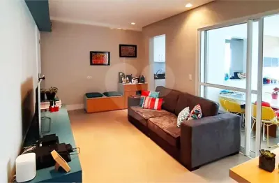 2 dormitórios, 1 suíte e mais um wc com super estrutura e junto ao metrô lilás.