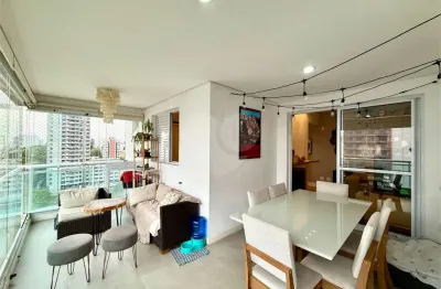 2 dormitórios, 1 suíte e mais um wc com super estrutura e junto ao metrô lilás.