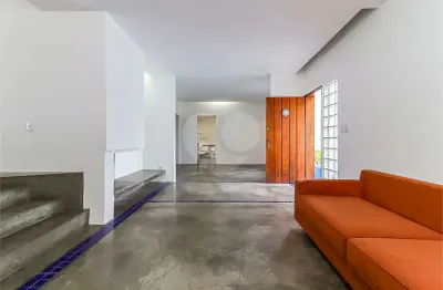 Excelente casa  com 274 m² área útil e 350 m² área do terreno 03 dorms, 01 suíte, 03 vagas
