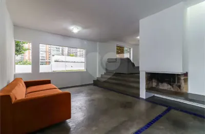 Excelente casa  com 274 m² área útil e 350 m² área do terreno 03 dorms, 01 suíte, 03 vagas