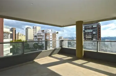 Apartamento na vila madalena  333m² com 4 suítes, a master com amplo closet. 4 vagas