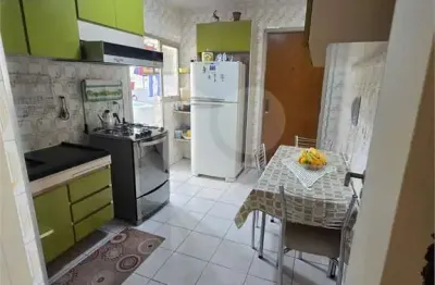 Amplo apartamento com três quartos iluminados, sendo 1 suíte, com  luminosidade excepcional e distribuição inteligente dos espaços