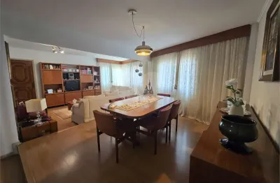 Amplo apartamento com três quartos iluminados, sendo 1 suíte, com  luminosidade excepcional e distribuição inteligente dos espaços