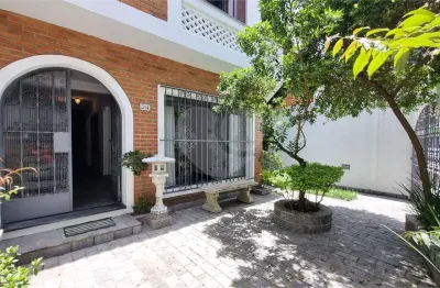 Sobrado com 03 dormitorios - 05 vagas.  ao lado do parque da aclimação.