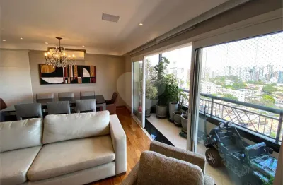 Apartamento reformado com 115 m2, 3 quartos (1 suíte) e 2 vagas a venda na vila mariana