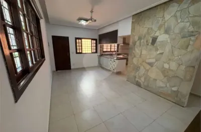 Casa na vila mariana, 3 dormitórios sendo 1 suite, 3 vagas, área com churrasqueira.