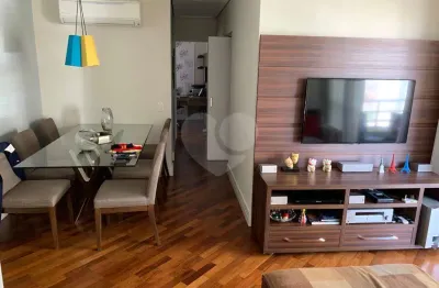 Apartamento com varanda, 3 quartos, sendo 1 suíte com closet. pronto para morar a 2 quadras do metrô da vila madalena.