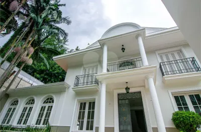 Residência no jardim américa, a 3 quadras do club paulistano, com 4 suítes e oito vagas, piscina