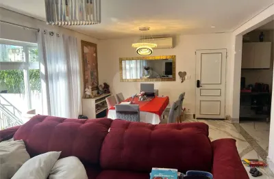 Casa a venda na saúde, com 310 m2 de área construída, sala e 3 quartos (2 suítes) com ar condicionado e 5 vagas