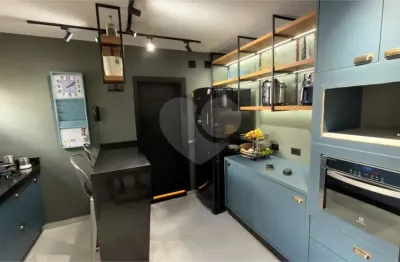 Apartamento no jardim paulista, com 2 dormitórios, 2 banheiros, sala ampla, cozinha, lavanderia com entrada independente por elevador de serviço, planta quadrada e uma vaga de garagem.
