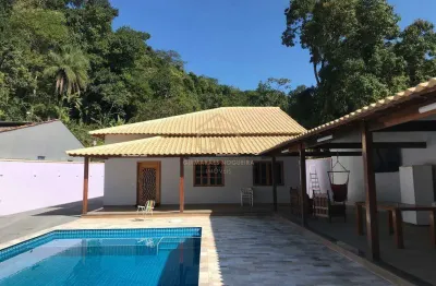 Casa residencial à venda em Magé, Santa Dalila (Suruí) — 400,00 m² de área interna, 600,00 m² de terreno, piscina e churrasqueira