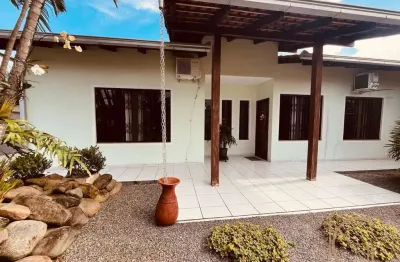 Casa à venda em joinville-sc, costa e silva: 3 quartos, 1 suíte, 2 salas, 3 banheiros, 10 vagas de garagem, 176m²!