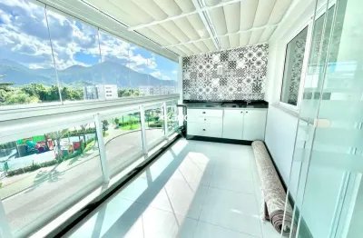 Luxuosa cobertura reformada no condomínio barra village prime com varanda gourmet fechada em cortina de vidro