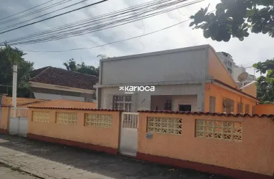 Casa de rua, linear, 3 quartos, quintal, próxima ao comércio e fácil acesso.