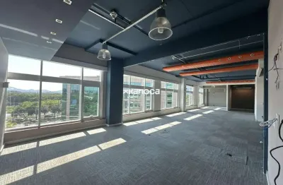 Sala grande iluminada e muito arejada super bem localizada.