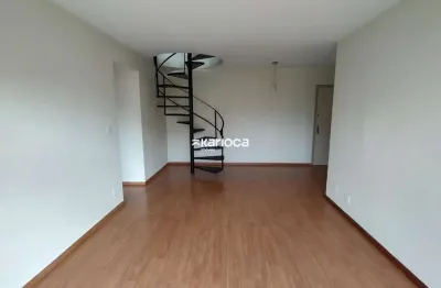 Cobertura duplex, 180 m², três quartos sendo uma suíte, duas vagas e vem localizada.