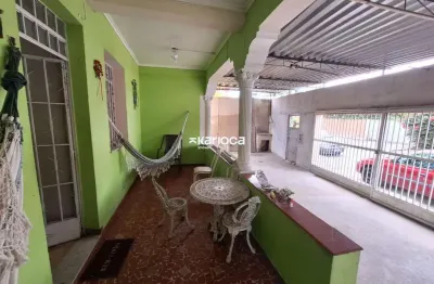 Casa duplex de rua em local residencial e rua sem saída com 6 quartos 4 banheiros quintal