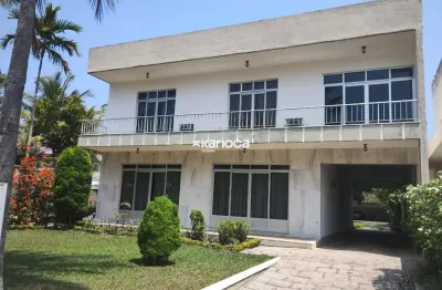 Casa duplex com churrasqueira e piscina em condomínio fechado na barra da tijuca