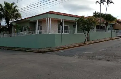 Casa à venda ou para alugar com 3 quartos, sendo 1 suíte, no centro, angatuba - sp