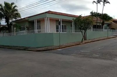 Casa à venda ou para alugar com 3 quartos, sendo 1 suíte, no centro, angatuba - sp