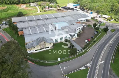 Casa comercial com pátio ao final da ciclovia em flores da cunha