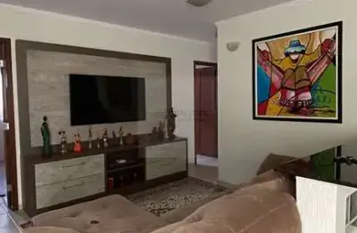 Casa maravilhosa com 4 quartos com suíte e bela área gourmet e um quintal.