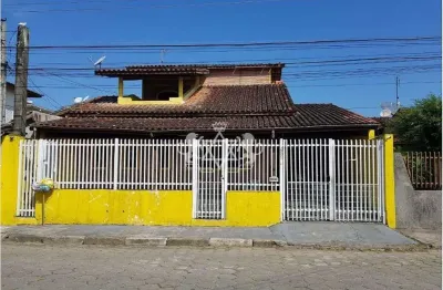 Oportunidade de sobrado à venda, 03 dormitórios, sendo 01 suíte master, com piscina e sauna, região
