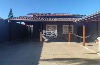Casa à venda com 03 dormitórios, a 500m da praia ( aceita financiamento bancário ) em martin de sá,