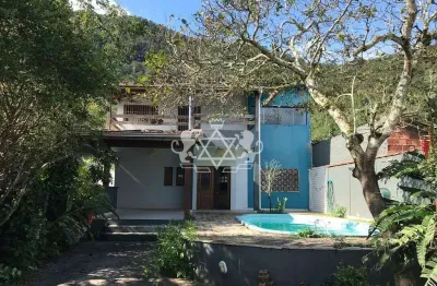Sobrado à venda, sumaré, caraguatatuba, sp, com 3 dormitórios sendo uma suíte com banheira e closet