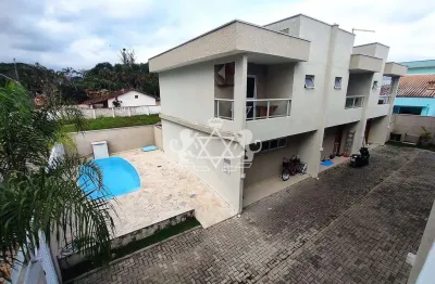 Lindo sobrado à venda, em condomínio com piscina, 02 suítes, 500 metros da praia massaguaçu, caragu