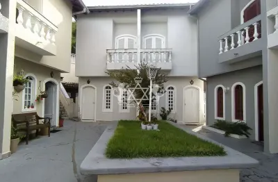 Sobrado 2 dormitórios, 01 vaga, à venda em condomínio com piscina, no bairro prainha em caraguatatu