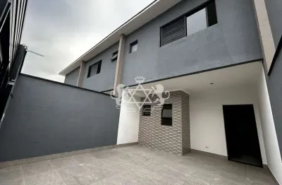 Sobrado novo à venda, com 60m² de área construída , a 400 metros da praia, com uma sala ampla e 2 s