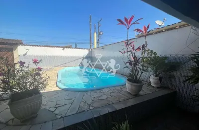 Casa á venda com dois dormitórios, piscina e churrasqueira na praia das palmeiras, em caraguatatuba