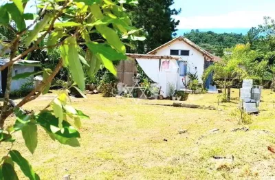 Terreno de 598m² com uma suíte e área de churrasqueira à venda, capricórnio ii, caraguatatuba, sp