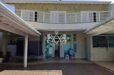 Lindo sobrado à venda, 06 dormitórios, sendo 02 suítes, com piscina, região central, bairro estrela