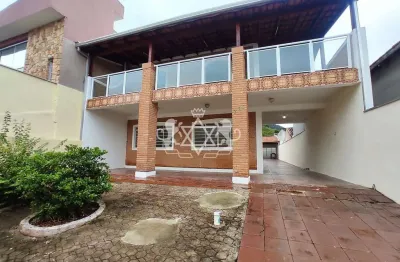 Excelente sobrado à venda, 05 dormitórios, sendo 01 suíte + quarto e banheiro externo, 390 m² de ár